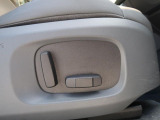 ◆パワーシート『電動パワーシートですので運転中のシート調節も安全に行えます。微調整も可能ですのであなただけのドライビングポジションを実現します。』