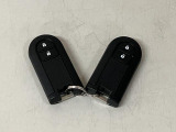 スマートキーを装備しています☆カギをカバンやポケットに入れて頂いた状態でドアロックの開閉やエンジンスタートをして頂けますよ!とても便利な装備です!