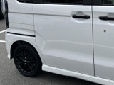 後部座席もゆったりとしたスペースを確保。長距離移動でも疲れにくい設計です。家族や友人と快適な時間を過ごせます。開放感のある空間です。