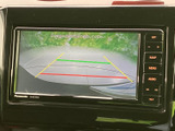 後方の状況をリアルタイムで確認できるバックモニター。狭い道や駐車場でも安全に駐車できます。