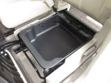 助手席下には、収納BOXが装備されておりシューズなどをしまって置くことが出来ます。