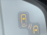 【ブラインドスポットモニタリング】走行中、ドアミラーの死角になりやすい箇所に後続車が接近するとサイドミラー付近に警告を表示、ドライバーに注意喚起をしてくれます。