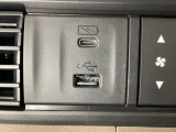 エアコン操作パネルの左側に、スマートフォンなどの充電可能なUSB端子と、音源などの外部入力の可能なUSB端子がついています。移動中に充電もできるので便利です。