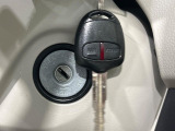 【キーレス】少し離れた場所からでもボタン一つでドアの開錠・施錠ができるのでとっても便利!ドアの鍵穴周りに傷をつけることもありません♪