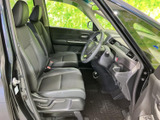広々とした室内空間が魅力。運転席からの視界も広く、操作性も良好です。快適なドライブをお楽しみいただけます。