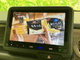 停車中には、地上デジタル放送をお楽しみいただけます。ドライブ前に番組をチェックしたり、休憩時間に情報を収集したりと、様々な用途で活用できます。