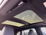【ガラスルーフ】大型のガラスルーフ搭載で車内の解放感が一気にアップ!開放的なドライブをお楽しみいただけます。