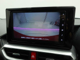 後退時に車両の後ろ側をモニター画面に表示します。車庫入れなどでバックする際に後方確認ができて便利です。車庫入れが苦手な人もこれで安心。