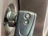 【スマートキー】カバンやポケットに入れたままでもドアの施錠・解錠が可能なスマートキーを装備。エンジンのオン・オフ時もカギを取り出す必要が無いからとっても便利です♪