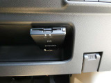 ここに ETC付いております。高速道路の料金所もスイスイ♪ ETCカードの申し込みは日産カードがおすすめ!!!「安心」「おトク」「便利」で皆さまのカーライフをサポートする特典満載のカードです。