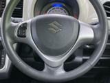 握りやすいステアリングで、快適なドライビングをサポートします。操作性にも優れ、運転の楽しさを高めます。