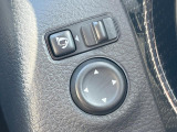 【電動格納ミラー】サイドミラーは電動格納式となっており、狭い駐車場でもキズがつくリスクを抑えられます。