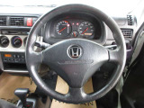 運転が楽しくなる明るく開放的な運転席まわりです。
