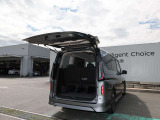 荷物の出し入れに便利なデュアルバックドア