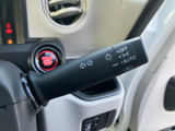 操作しやすい位置に配置されたウインカーレバー。スムーズな操作で、安全な車線変更をサポートします。オート機能も搭載で、運転の負担を軽減します。