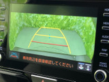 狭い道や駐車時も安心。後方の状況を画面で確認できるので、安全な運転をサポートします。ガイドライン表示で、より正確な駐車が可能です。