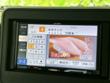 ラジオやCD、USBなど、様々なメディアに対応。お気に入りの音楽を車内で楽しめます。明るくクリアな画面で、快適なドライブを演出します。