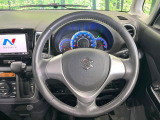 インテリアに合わせたデザインのステアリングは、運転される方のことも考え、運転しやすい形状、大きさです。是非一度、実際に触ってお確かめください。