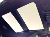 【パノラマルーフ】大型のガラスルーフ搭載で車内の解放感が一気にアップ!開放的なドライブをお楽しみいただけます。