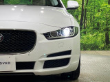 ランドローバーのHID(ディスチャージ)ヘッドライトは、高電圧の放電で発光する明るい電球です。白く遠くまで照らせるため夜間の視認性が高く、過去の多くのモデルで上級装備として採用されていまし