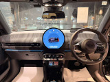 新型MINIのインパネは、象徴的な円形有機ELディスプレイを採用!直感的な操作に加え、ナビ背面から光が広がり、モードごとに色が変わる遊び心あふれるデザインです★
