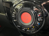 【オートエアコン】一度お好みの温度に設定すれば、車内の温度を検知し風量や温度を自動で調整。暑い&hellip;寒い&hellip;と何度もスイッチ操作をする必要はありません。快適な車内空間には必須の機能ですね♪