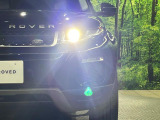 ランドローバーのHID(ディスチャージ)ヘッドライトは、高電圧の放電で発光する明るい電球です。白く遠くまで照らせるため夜間の視認性が高く、過去の多くのモデルで上級装備として採用されていました。