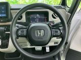握りやすい形状のステアリングで、快適なドライビングをサポート。操作スイッチも配置され、運転中でも直感的に操作できます。ハンドリングも軽快です。