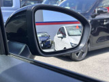 BSW(後側方車両検知警報)ブザーとともに、ブレーキを制御することで車両をもとの車線内に戻すような力を短時間発生させ、車両との接触を回避するようドライバーのステアリング操作をアシストします。