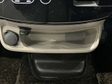 小物置きや、シガーソケットが前席中央にあり、便利に使えます☆