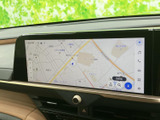 見やすい地図画面で、目的地へのナビゲーションをスムーズに行えます。運転に集中できる環境を提供します。快適な移動を。