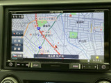 見やすい地図表示で、目的地までのルートをスムーズに検索できます。渋滞情報もリアルタイムで確認できます。