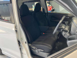 運転席、助手席です。座面も広くゆったりと座れてアームレストも付いているので重宝します。