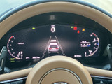 見やすいディスプレイに運転に必要な情報を表示する、洗練されたメータークラスター。車内の雰囲気をスタイリッシュに演出します。