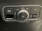 メルセデスのシートは少し硬めになっております。長時間の運転の際、適度な反発があることでお尻や腰の負担を減らす効果が御座います。