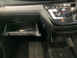車検証入れになどにも使える便利な収納BOXあります。