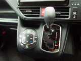 インバネシフトギアなので、運転席から助手席へウォークスルーが可能です。