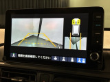リバースギアに入れるだけで後方の表示へ切り替わります。夜間や雨の日の駐車も楽になりますよ。