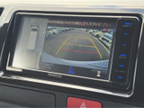 後方確認がスムーズに行えるバックモニターを搭載。狭い道や駐車時も安心です。ガイドライン表示で、より正確な駐車操作をサポートします。