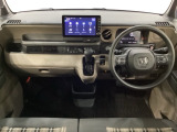 車内は光触媒抗菌消臭施工済です。インパネ周りはスタイリッシュなデザインで機能や装備も充実しています。グローブボックスやカップホルダーのほかにトレーなどたくさんの収納スペースが付いています。