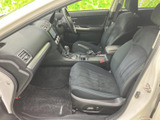 運転しやすい運転席周りのデザイン。ステアリングやシフトレバーの操作感も快適です。