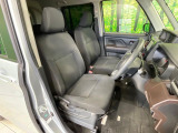 運転席まわりには十分なスペースがあり、大柄な方でもゆったり運転していただける環境です。