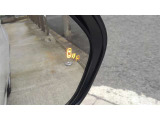 {ブラインドスポットモニター}隣の車線を走る車両をレーダーで検知し、ドアミラーに搭載されたLEDインジケーターが点灯し注意を喚起してくれます。