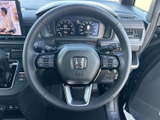 握りやすい形状で、運転操作を快適にします。オーディオやハンズフリー通話など、便利な機能も搭載。安全運転をサポートする、多機能ステアリングです。