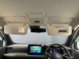 運転席のサンバイザーにはバニティーミラーも付いています。身だしなみチェックには欠かせません。