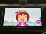 カラフルな画面で、お子様も楽しめるモニター。移動時間をより楽しく、快適なものにしてくれます。家族でのドライブに最適です。
