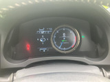 見やすいメーターで、運転に必要な情報を手軽に確認できます。洗練されたデザインが、快適なドライブをサポートします。