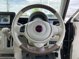 握りやすいステアリングは、運転時の操作性を高めます。ステアリングスイッチで、オーディオやハンズフリー通話などを操作可能です。