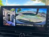 【アラウンドビューモニター装備】 バックカメラによる後方の確認だけでなく4つのカメラで真上から見ている様に周囲360度を写し出し、自車周辺の詳細な状況を確認出来ます。狭い場所での取り回しも安心です。