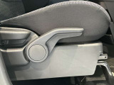 運転席はご自身の適切な運転ポジションへ移動可能なラチェットが付いております。